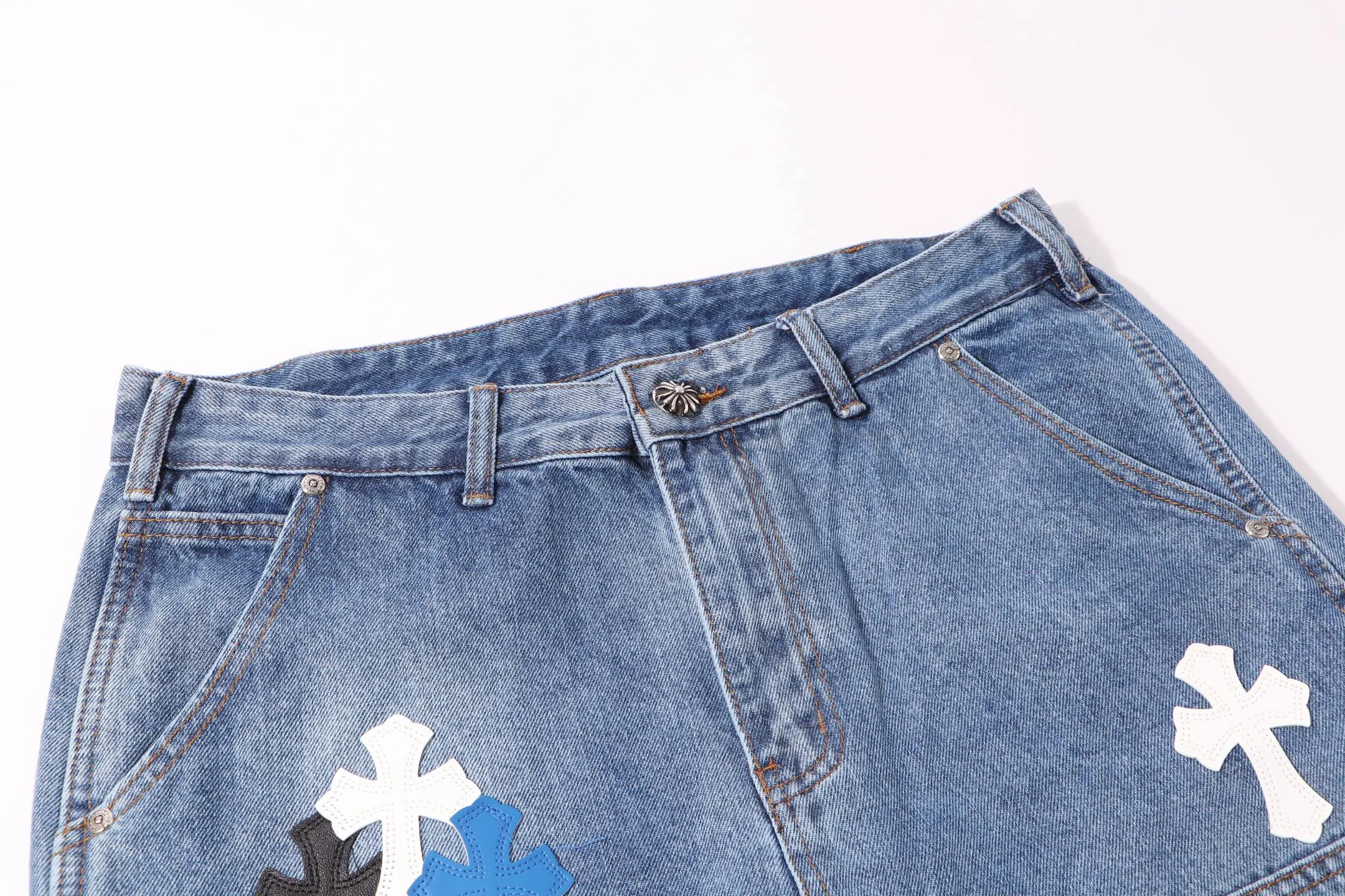 P260 Style number: H38 Croxin & 𝐂𝐡𝐫𝐨𝐦𝐞 𝐇𝐞𝐚𝐫𝐭 ss25 blue black blue and white grained leather denim workwear logging pants. Styles with different washed textures are very friendly to people with thin legs. The slightly flared version perfectly modifies the leg shape. The timeless and moderate length makes it easy to match and match. It is the basis for various styles and is a must-have in your wardrobe! The fabric is stiff but also makes the upper body soft without losing texture. The washing process is even more perfect. It is a must-have item for everyone! ! ! Washed wheat, hang tag, pants label, three labels complete Color: blue Size: 30-32-34-36
